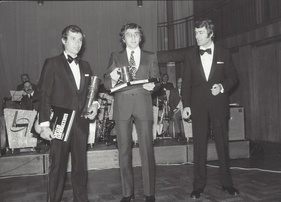 Dieter Glemser und Rolf Stommelen werden 1971 von den Lesern der Auto Zeitung-zu Rennfahrern des Jahres gewählt. Rechts AZ-Chefredakteur Hans-W. Gäb