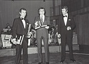 Dieter Glemser und Rolf Stommelen werden 1971 von den Lesern der Auto Zeitung-zu Rennfahrern des Jahres gewählt. Rechts AZ-Chefredakteur Hans-W. Gäb