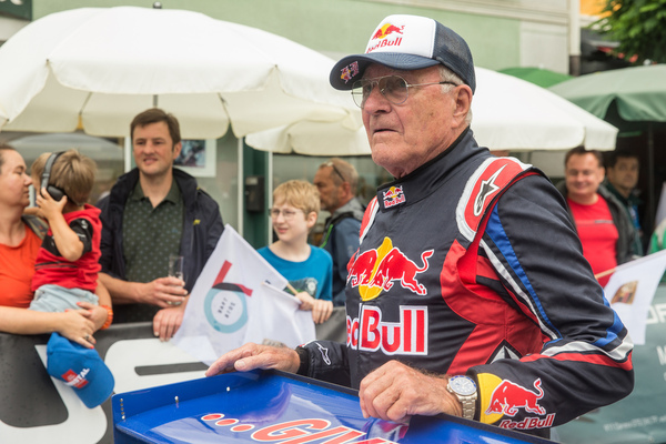 Bild: Dieter Quester macht sich für den Grand Prix bereit - 32. Ennstal-Classic 2024