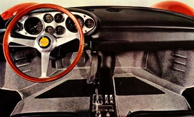 Dino 206 (1967) - Interieur mit Holzlenkrad - Abbildung aus Prospekt