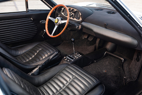 Alles schwarz in schwarz: Im Sommer wird es im Kunstleder-Interieur recht warm.