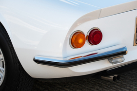 Auch hinten müssen nur eine kleine Chrom-Ecke mit Gummieinlage reichen.