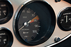 Der Drehzahlmesser reicht weiter als bei manchen englischen Autos seiner Zeit der Tacho.