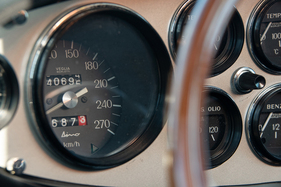 Der Tacho trägt stolz den Markenschriftzug. "Auto, Motor und Sport" ermittelte 225 km/h Höchstgeschwindigkeit.