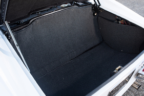 Der hintere Kofferraum ist mit 300 Litern recht geräumig, aber wegen der Nähe zum Motor nicht für Lebensmittel geeignet.