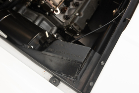 Fahrgestellnummer hin der hinteren linken Ecke des Motorraums. Dieser Wagen wurde am 13. Januar 1969 ausgeliefert.