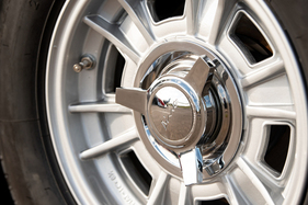 Keine halben Sachen: Selbst der Flügelmutter wurde der Name des Sohnemanns eingeprägt.