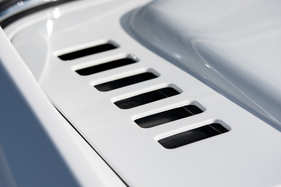 Sechs Luftauslässe auf der Motorhaube zwischen C-Säule und Vergaser-Hutze