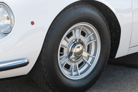 Magnesium-Räder von Cromodora in der Dimension 6,5 x 14. Der 246 GT bekam später fünf Radbolzen statt Zentralverschluss.