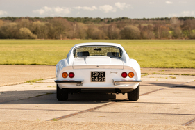 Dino 206 GT (1969) – Nur von hinten ist das Stufenheck zwischen den lang auslaufenden C-Säulen erkennbar Dino 206 GT (1969) – Nur von hinten ist das Stufenheck zwischen den lang auslaufenden C-Säulen erkennbar