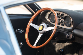 Unübertroffen: Optisch wie haptisch wunderbares Nardi-Lenkrad mit Mahagoni-Kranz