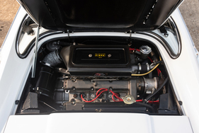 Quer eingebauter 65-Grad-V6 für kürzeren Radstand und bessere Gewichtsverteilung. Gut zu sehen ist die starke Krümmung der Heckscheibe.