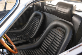 Scheinbar frei schwebende Kopfstützen ohne Verbindung zu den Sitzen