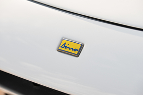 Schlichtes Emblem: Statt hochkant wie bei Ferrari liegt das gelbe Rechteck beim Dino auf der Seite.