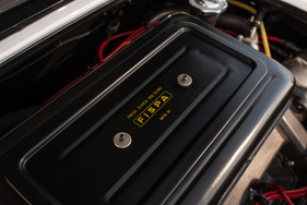 Silberne Rändelmuttern und gelbe Schrift auf schwarzem Grund: Selbst ein Luftfilter kann ein Kunstwerk sein.