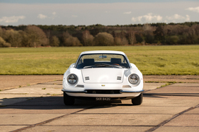 Dino 206 GT (1969) – Treuer Blick: Die bei Scaglietti von Hand geformte Leichtmetall-Karosserie war nie zu 100 Prozent symmetrisch Dino 206 GT (1969) – Treuer Blick: Die bei Scaglietti von Hand geformte Leichtmetall-Karosserie war nie zu 100 Prozent symmetrisch