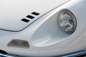 Auf Wunsch gab es Plexiglas-Hauben für die weit zurückversetzten Scheinwerfer. Laut Sergio Pininfarina brachten sie aber nur 1 km/h mehr Höchstgeschwindigkeit.