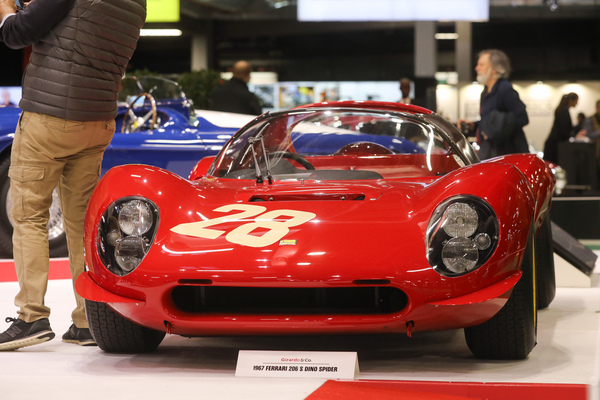 Dino 206 S Spider (1967) - Kunststoffkarosserie und V6 in der Mitte, bei Girardo & Co - Rétromobile Paris 2024