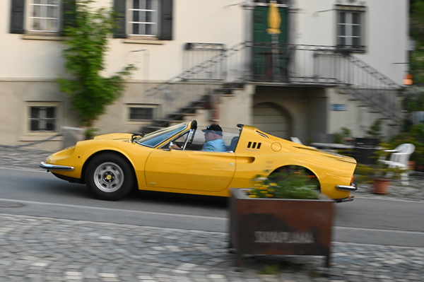 Dino 246 GT (1967) - Dani Bosshard eiligst auf dem Weg zum Drivers Briefing des Dino Raduno Silvaplana 2024