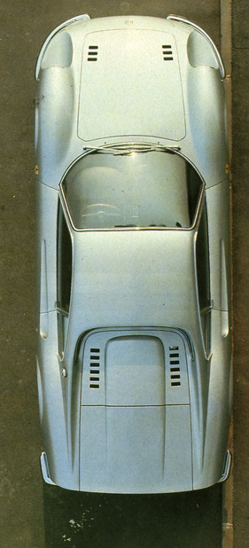 Dino 246 GT (1970) - Sicht auf einen silbernen Dino von oben