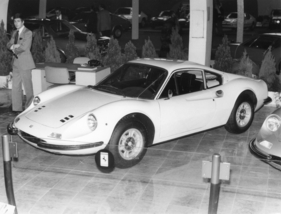Dino 246 GT (1971) - leicht modifiziert zeigt sich der kleine Mittelmotor-Sportwagen aus dem Hause Ferrrai am Genfer Autosalon 1971