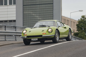 Dino 246 GT (1972) - frühere Version mit gegenläufigen Scheibenwischern