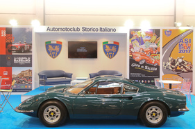 Dino 246 GT (1972) - in einer ungewöhnlichen Farbe auf dem Stand des italienischen historischen Autoclubs (Techno Classica 2017)