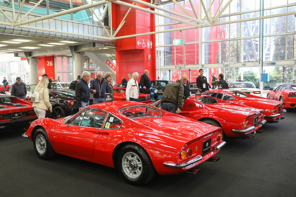 Bild: Dino 246 GT (1972) - welcher der drei darf's denn sein? - Auto e Moto d'Epoca Bologna 2023
