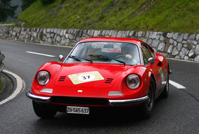 Dino 246 GT (1973) - bei Regen auf der Strasse nach Arosa