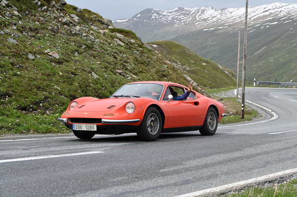 Dino 246 GT (1973) im seltenen Rosso Dino Erstlack auf dem Flüela-Pass 2024