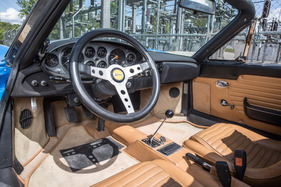 Dino 246 GTS (1972) - Platz für zwei und Fensterschliessen per Handkurbel