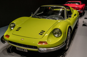 Dino 246 GTS (1973) - in der Ausstellung "PS:. Ich liebe Dich. Sportwagen-Design der 1950er - 1970er Jahre"