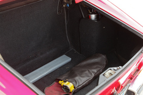 Dino 246 GTS (1974) - Blick in den Kofferraum mit dem Originalwerkzeug