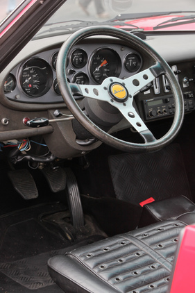 Dino 246 GTS (1974) - das Lenkrad sitzt vergleichsweise flach