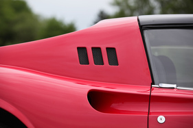 Dino 246 GTS (1974) - statt einer Seitenscheibe gibt es drei Luftöfffnungen