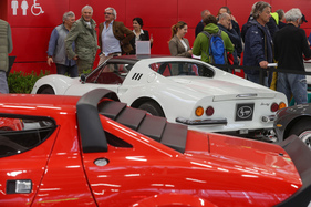 Dino 246 GTS (1974) - teilte den Motor mit dem Lancia Stratos dahinter - 42. Auto e Moto d'Epoca 2025