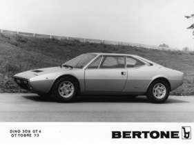 Dino 308 GT 4 (1973) - die "4" im Namen stand für die vier Plätze im innern