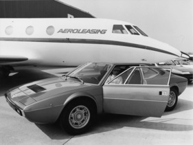 Dino 308 GT 4 (1974) - Autos werde immer wieder gerne mit Flugzeugen zusammen fotografiert