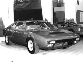 Dino 308 GT 4 - Debüt war in Paris im Jahr 1973, der Dino 246 GTS wird vorderhand weitergebaut - am Genfer Automobilsalon 1974