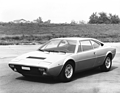Bild: Dino 308 GT4 (1973) - vier Personen vor einem Mittelmotor platzieren - keine einfache Aufgabe