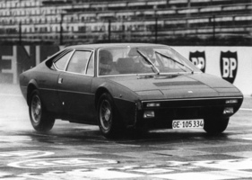 Dino 308 GT4 (1974) - Regazzoni zeigte den Journalisten, was ging mit dem Ferrari - es scheint aber, als hätte der Dino schon Blessuren davongezogen