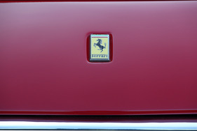Dino 308 GT4 (1974) - das Ferrari-Rösschen war ab Jahrgang 1976 auf allen 308 GT4