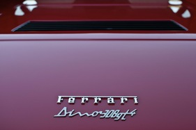 Dino 308 GT4 (1974) - das Ferrari-Signet kam bei den ersten Baujahren jeweils erst nachträglich auf das Heck