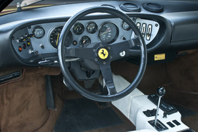 Dino 308 GT4 (1974) - der Pilot wird umfassend informiert