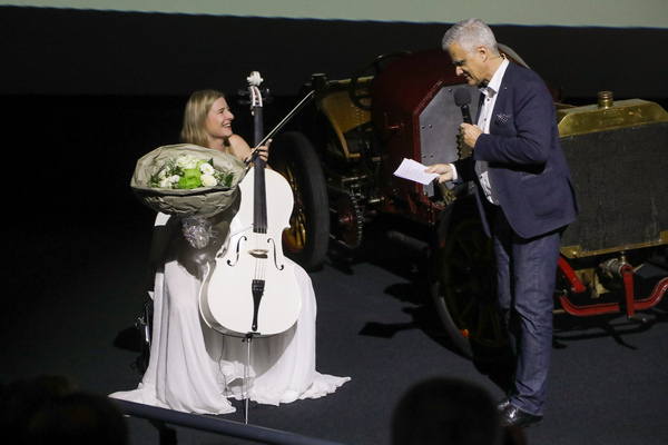 Bild: Dino Graf bedankt sich bei der Cellistin für die musikalische Untermalung - Swiss Classic Award 2023