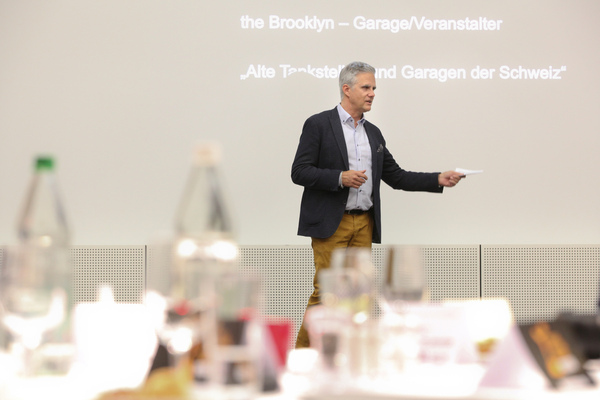 Image: Dino Graf announcing the winner of the Rookie Award - Swiss Classic Awards 2020 handover at the "autobau erlebniswelt" in Romanshorn
