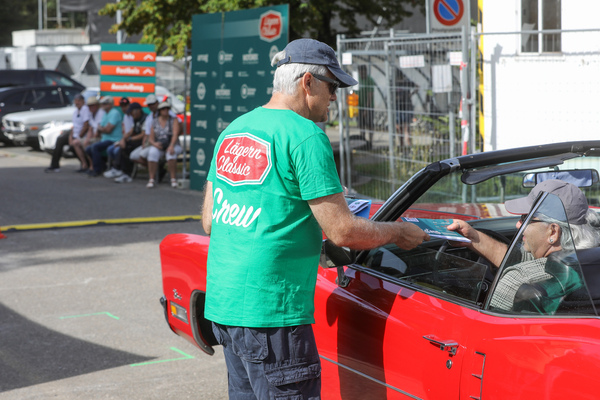 Bild Dino Graf beim Begrüssen eines Teilnehmers - 6. Lägern Classic 2023