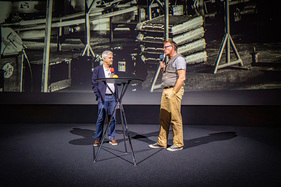 Dino Graf im Gespräch mit Martin Sigrist bei der Eröffnung der Sonderausstellung "75 Jahre Automontage Schinznach im Verkehrshaus der Schweiz"