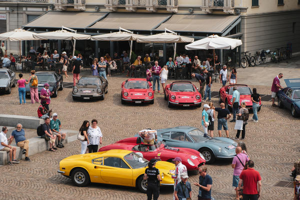 Bild: Dinos im Mittelpunkt des Interesses in Sondrio - 20. Int. FCD Ferrari Dino Meeting Silvaplana-St. Moritz 2025