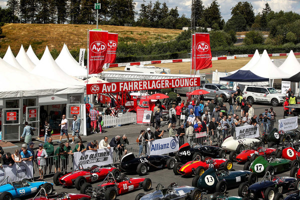 Bild: Direkt im Fahrerlager des AvD-Oldtimer-Grand-Prix endet in diesem Jahr die AvD-Histo-Tour. Die zweitägige Sommerrallye führt die Teilnehmer nach Spa-Francorchamps und an den Nürburgring